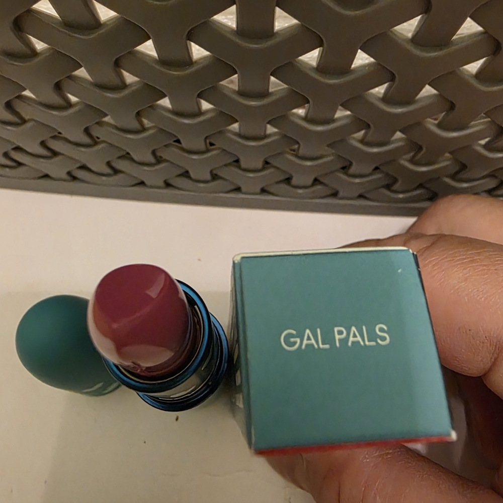 MAC LUSTREGLASS SHEER-SHINE LIPSTICK / M·A·C X DISNEY MINNIE & DAISY GAL PALS - Picture 6 of 7